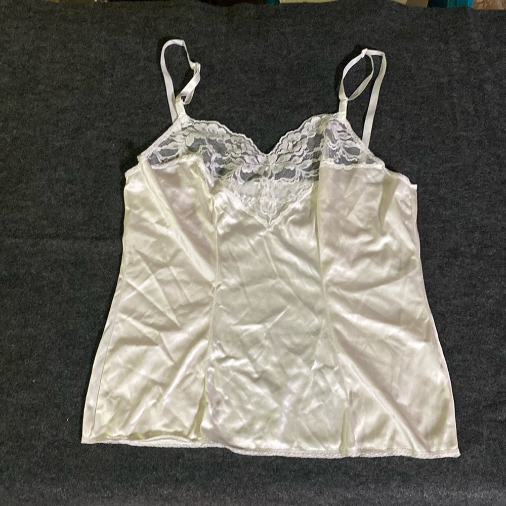 Vassarette White lace half slip adjustable straps good preloved condition